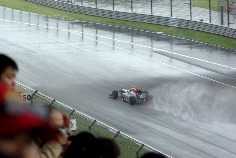 Illustration for article titled 2009 Chinese Grand Prix Gets Wet, Real Wet